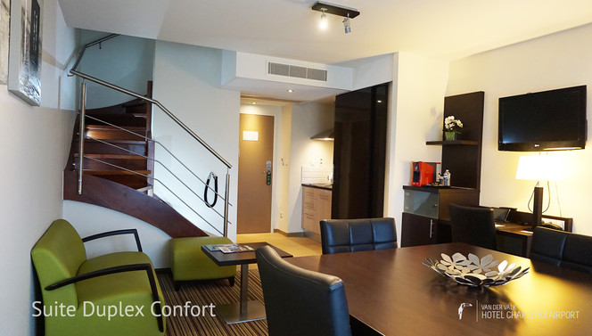 Table et kitchenette de la Suite Duplex Confort dans l'hôtel Charleroi airport